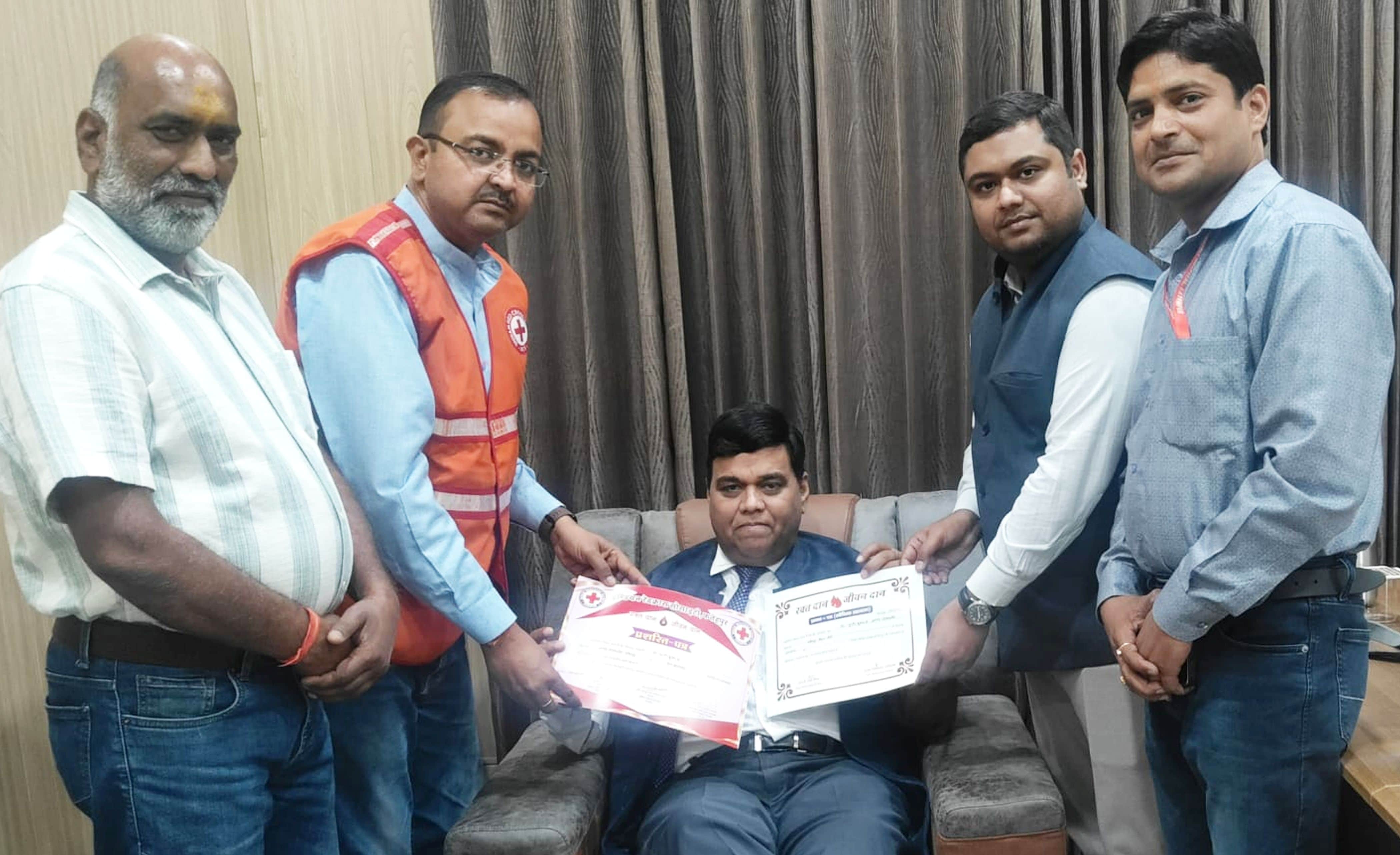 फोटो-01-जनपद न्यायाधीश सुधीर कुमार को प्रमाण पत्र दिकर सम्मानित करते डॉ़ अनुराग श्रीवास्तव। स्र