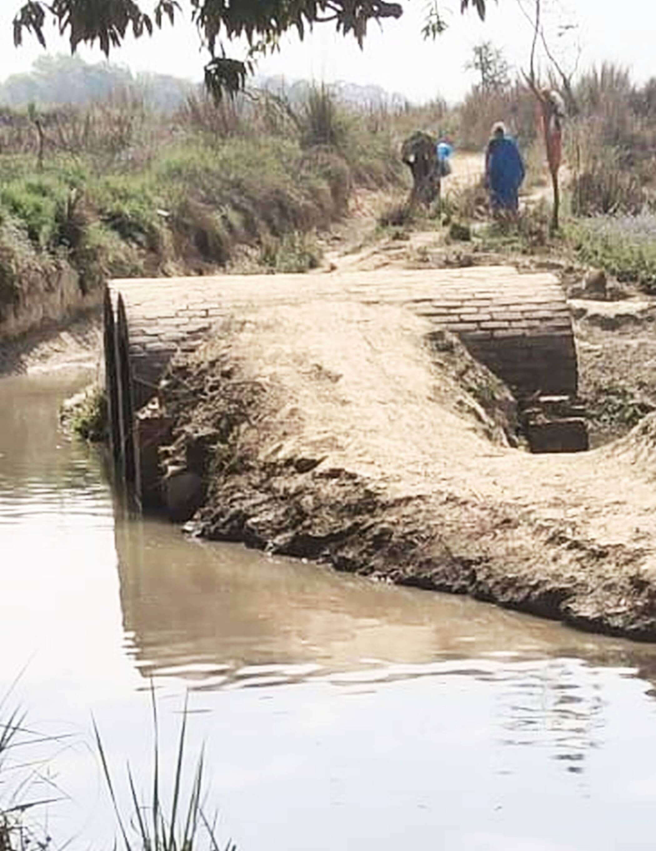 फोटो-07-नाले की टूटी पुलिया। संवाद