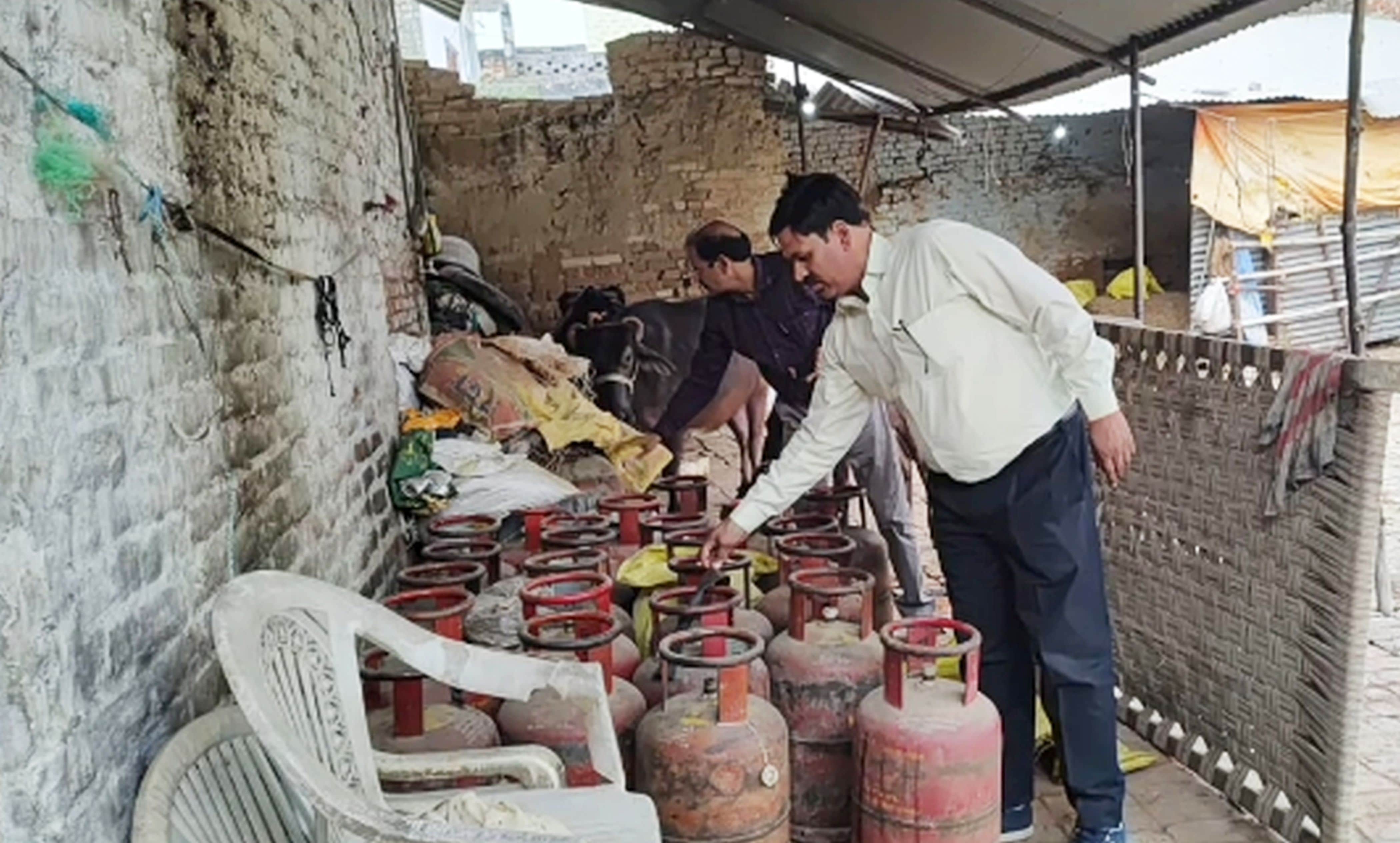 फोटो-13-छापेमारी में पकड़े गए घरेलू गैस सिलेंडरों का अवैध भंडारण। वीडियो ग्रैब