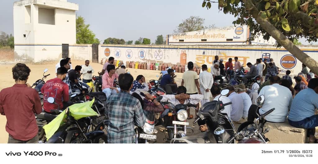 फोटो 17 भोगांव में गैस एजेंसी पर लटकता ताला और सिलिंडर रख कर धूप से बचाव के लिए पेड़ के नीचे खड