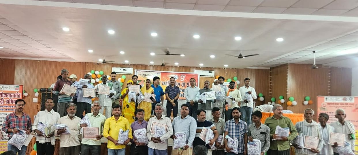 50 farmers received minikits of urad, mung and groundnut, 20 received certificates of appreciation.