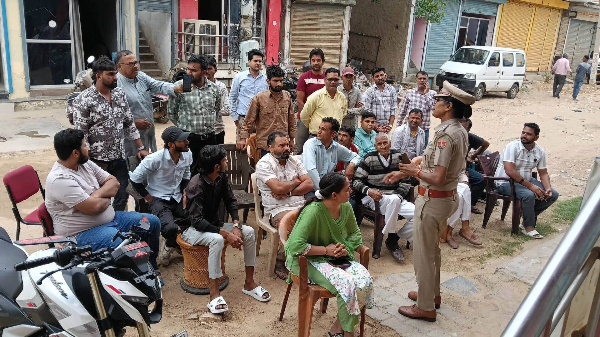 फोटो 20 आमजन को नशे के दुष्प्रभाव बताती निरीक्षक शारदा। पुलिस