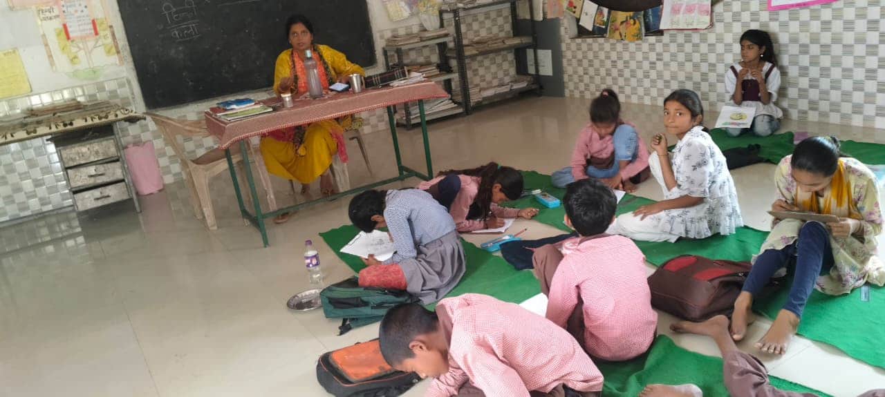 फोटो 20 : मल्लावां के गंगारामपुर प्राथमिक विद्यालय में चटाई पर बैठकर परीक्षा देते छात्र। संवाद