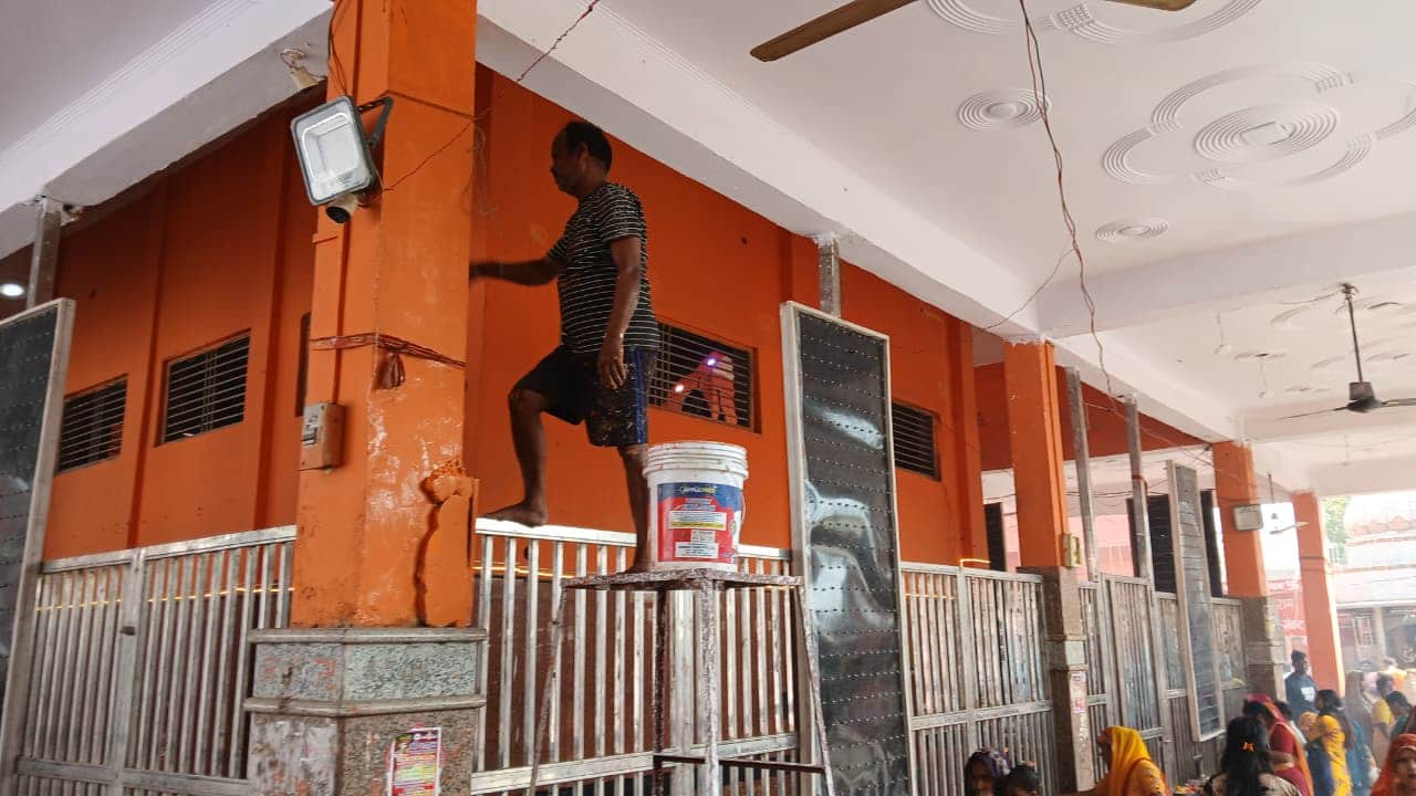 फोटो 21 शीतला देवी मंदिर में तैयारियों को पूरा करता कारीगर। संवाद