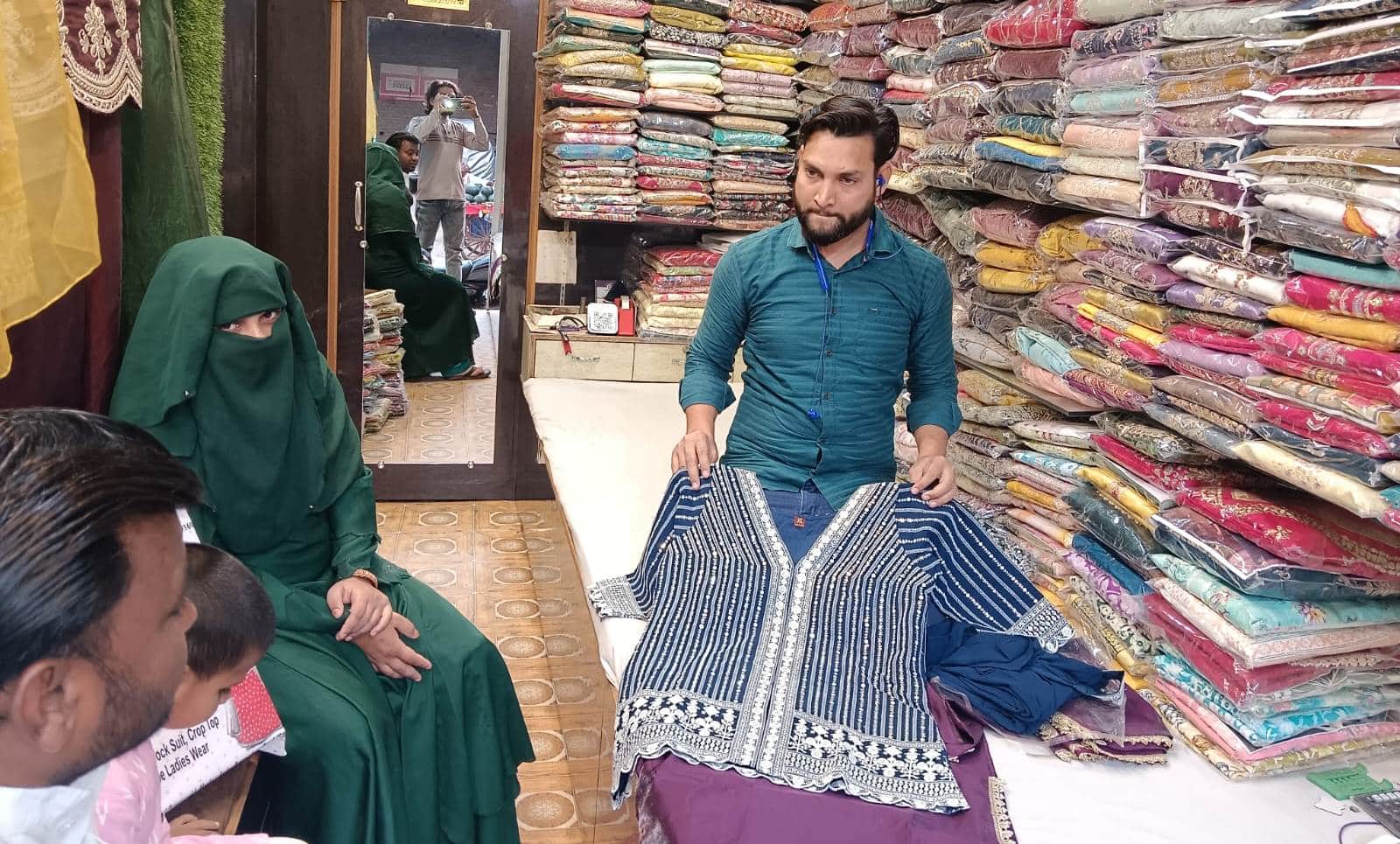 फोटो 25 कृष्णा टॉकिज रोड स्थित दुकान से सूट की खरीदारी करतीं ग्राहक। संवाद