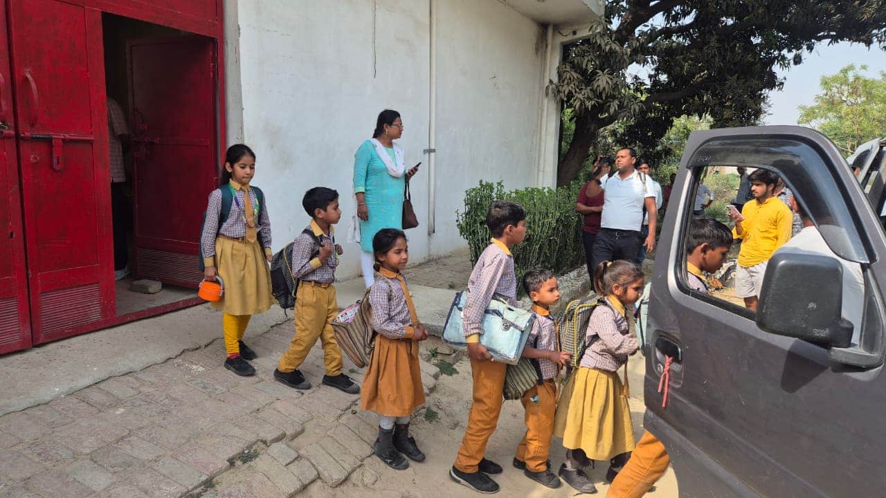 फोटो-29 स्कूल से बच्चों को बाहर निकलतीं खंड शिक्षा अधिकारी भारती शाक्य। संवाद