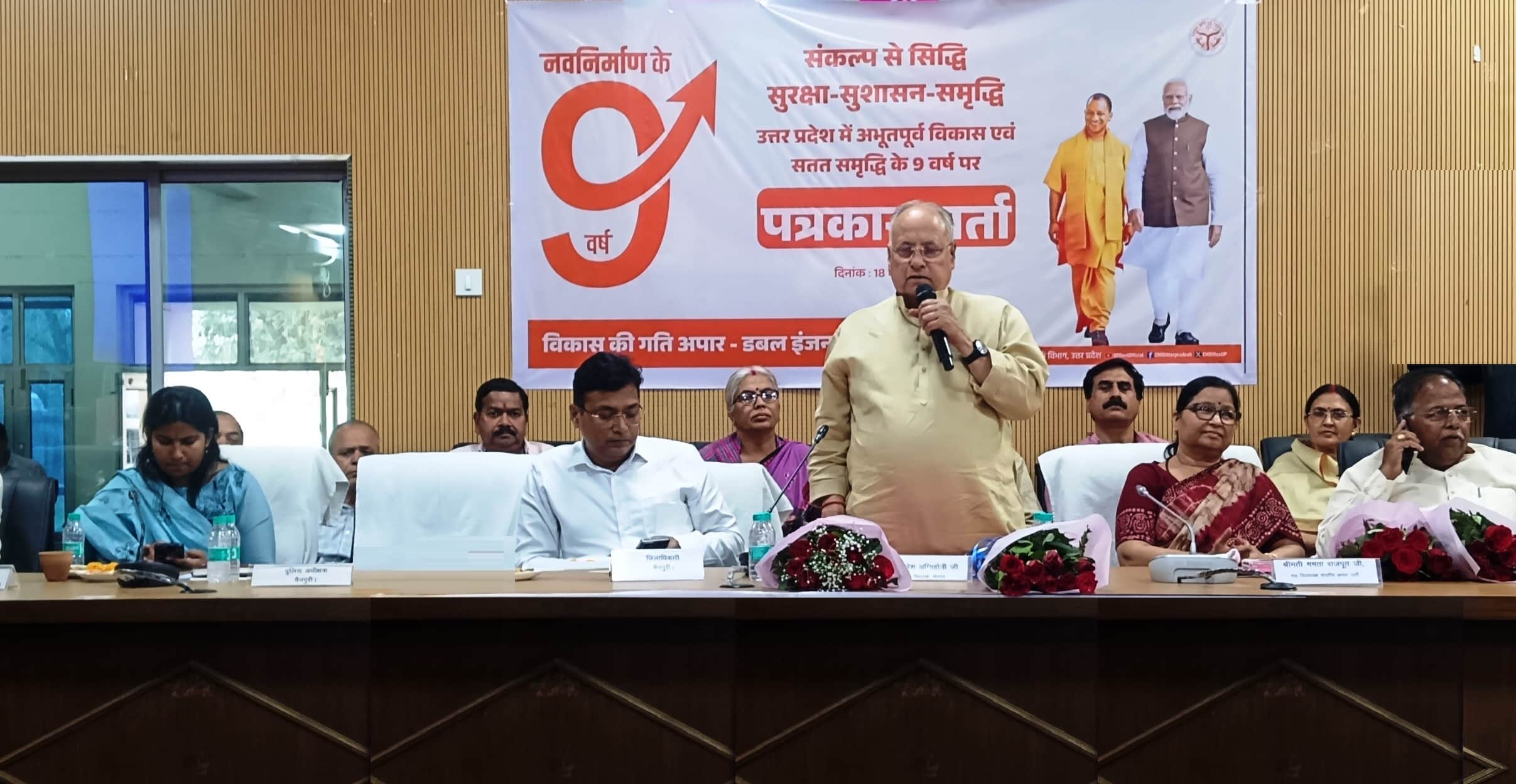 फोटाे 39 कलेक्ट्रेट सभागार में पत्रकारों से वार्ता करते विधायक भोगांव। संवाद