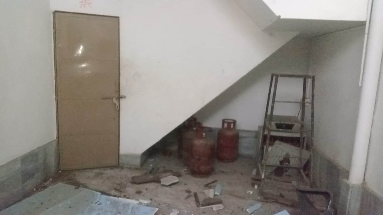 फोटो-9 पूर्व विधायक विजय सिंह के घर में रखे गैस सिलिंडर। संवाद