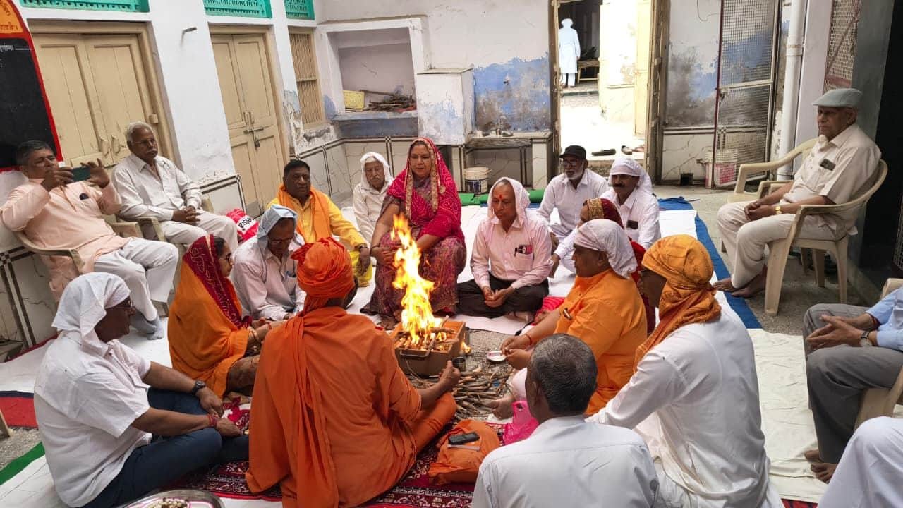 फोटो नंबर-06हिंदू नववर्ष पर हवन करते वरिष्ठ नागरिक संगठन के सदस्य। संवाद