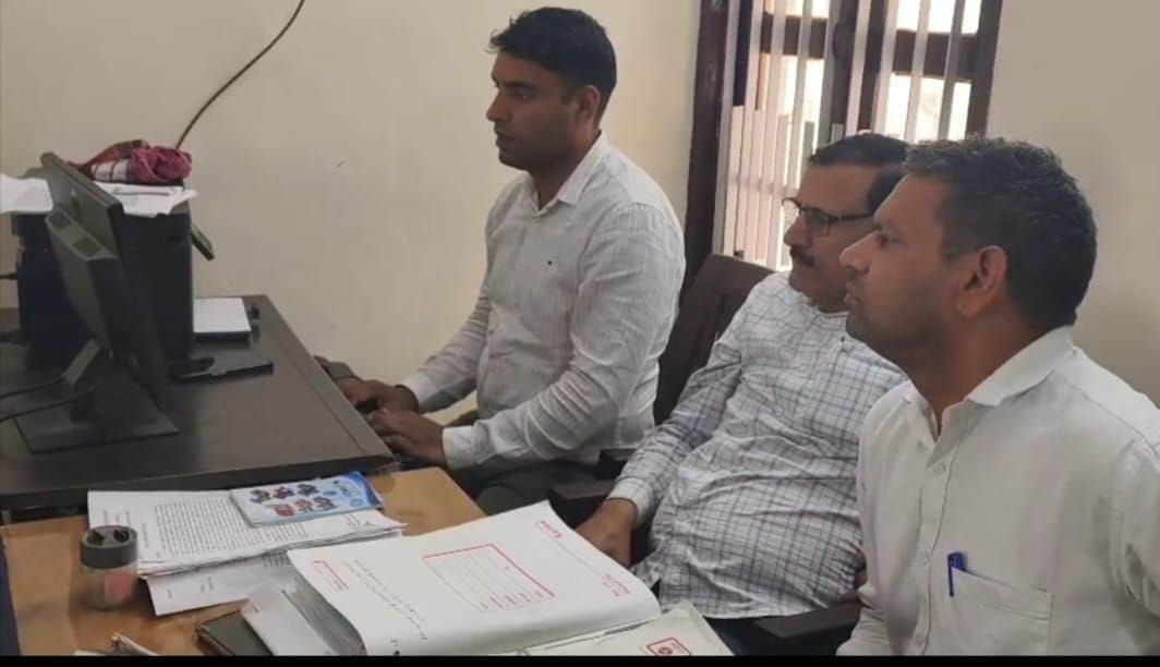 फोटो नंबर-10नारनौल कार्यालय में कार्रवाई करती विजिलेंस टीम। संवाद