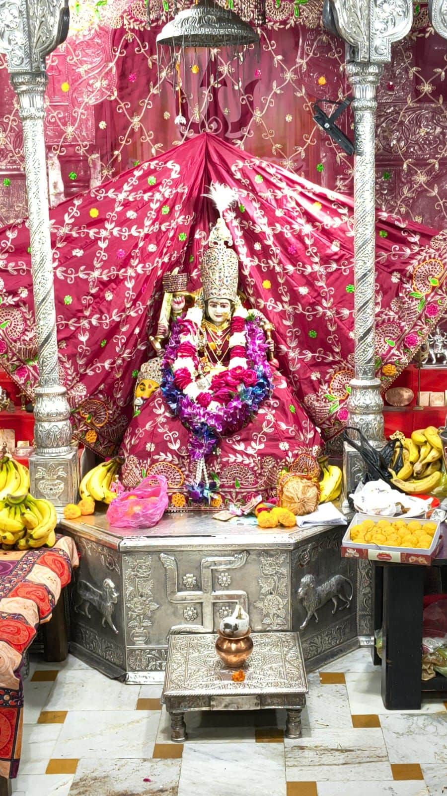 फोटो नंबर-21नवरात्र के प्रथम दिन किया गया माॅं चामुंडा देवी का श्रृंगार। संवाद