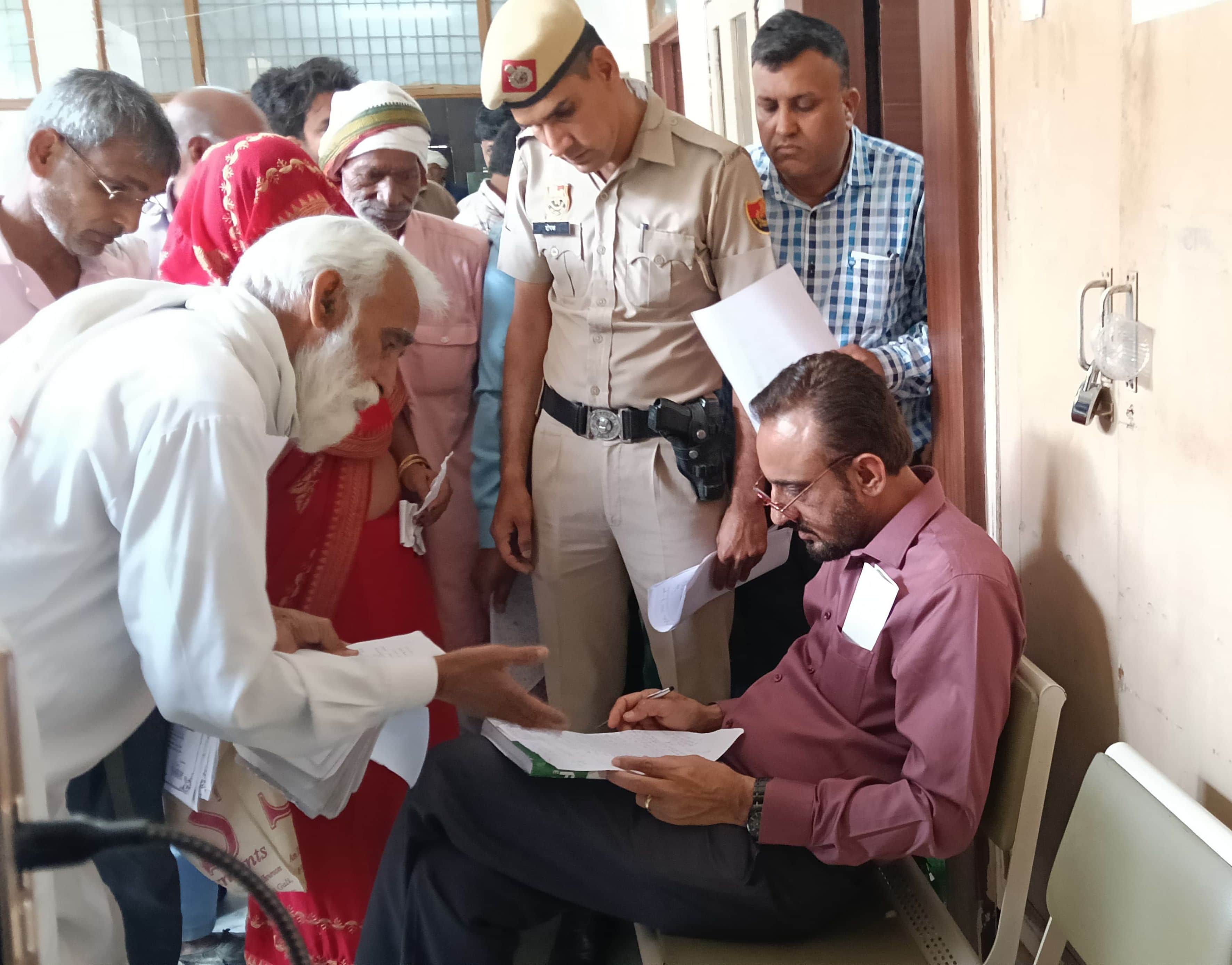 फोटो संख्या:51 शिविर के दौरान बरामदे में बैठकर समस्या सुनते डीसी मनोज कुमार। विज्ञप्ति