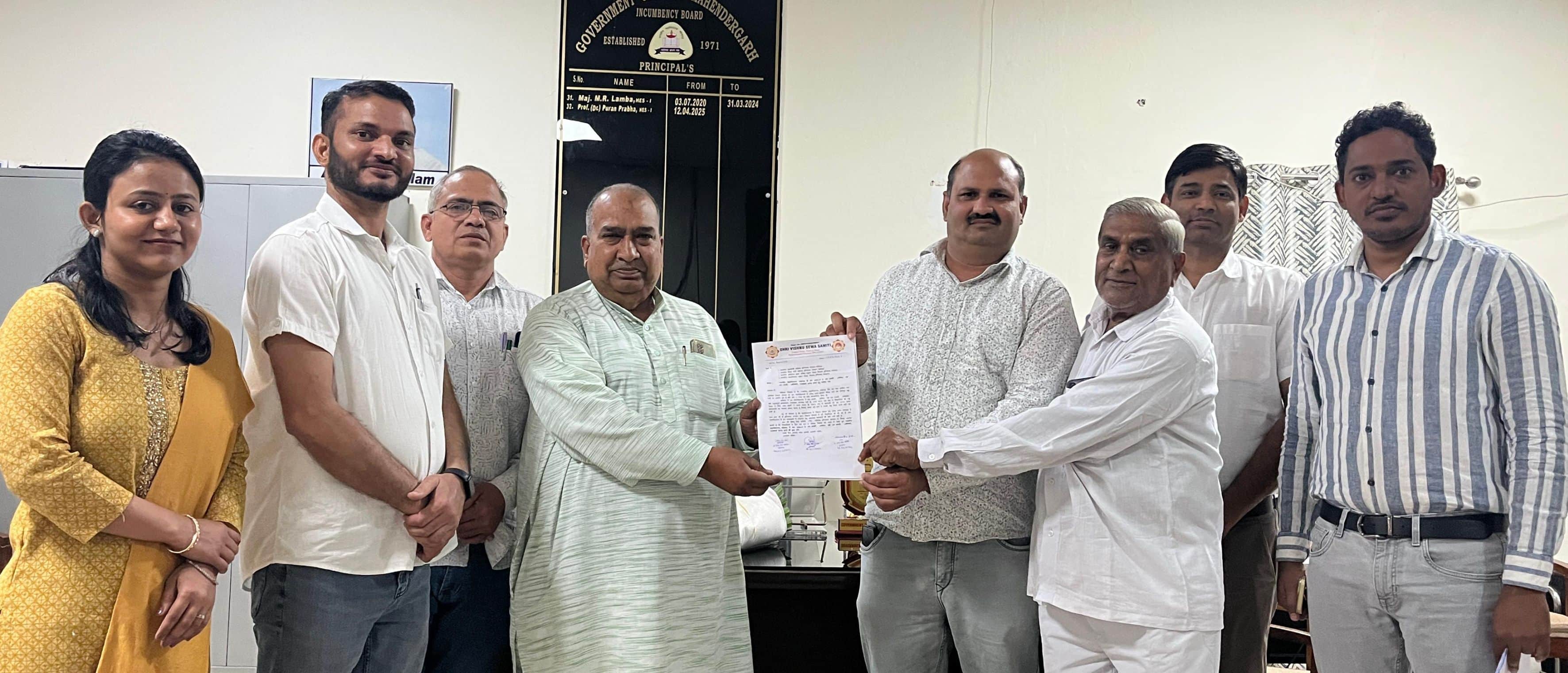 फोटो संख्या:53 राजकीय कॉलेज प्राचार्य को ज्ञापन सौंपते विष्णु सेवा समिति सदस्य। विज्ञप्ति