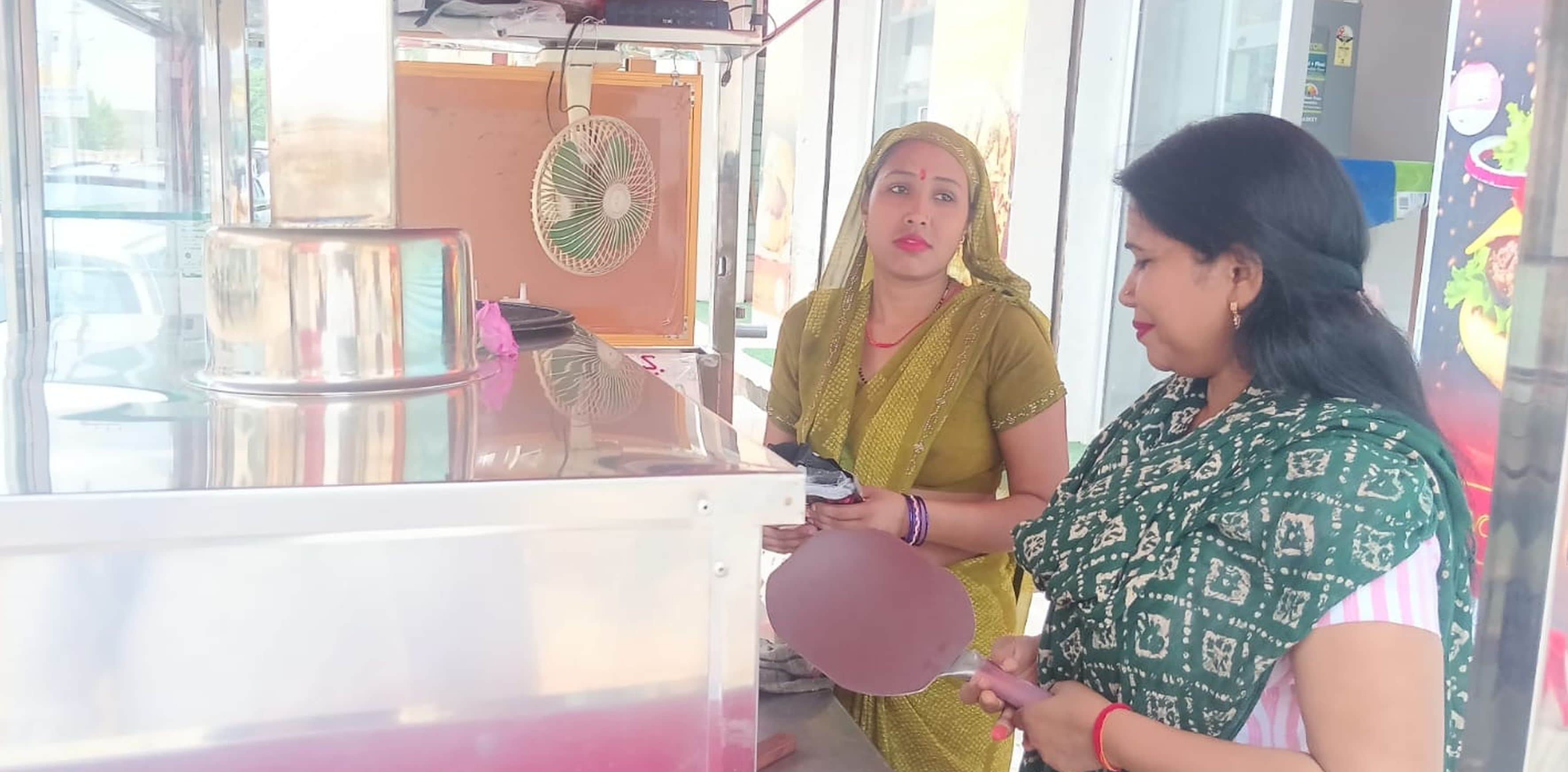 फोटो संख्या:54 शहर  के गोशाला रोड पर स्टॉल पर महिला को कुकिंग प्रक्रिया सिखाती राधिका। संवाद