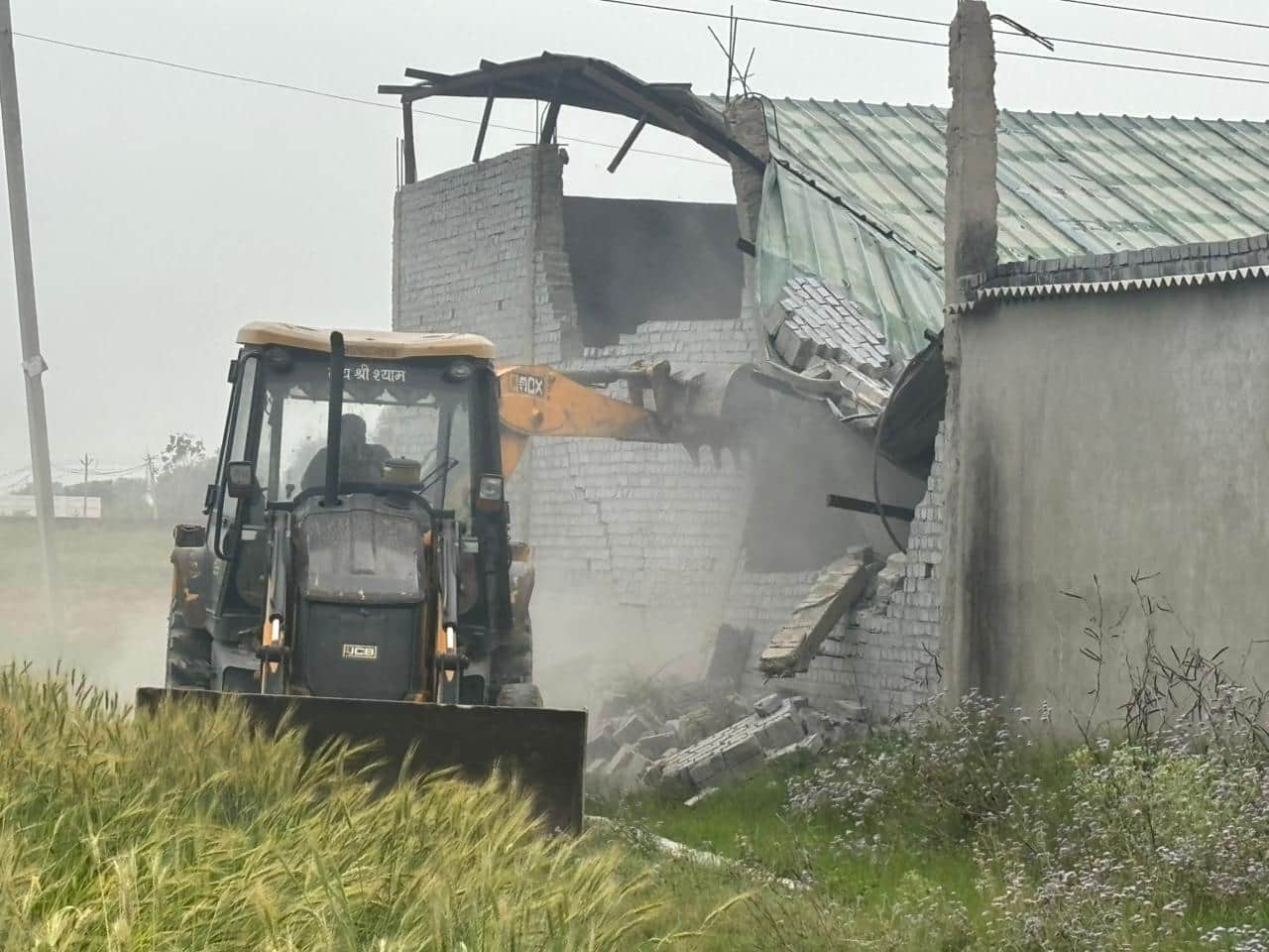 फोटो : सोनीपत के गांव भिगान के पास अवैध निर्माण को हटाता बुलडोजर। स्रोत : एसएमडीए