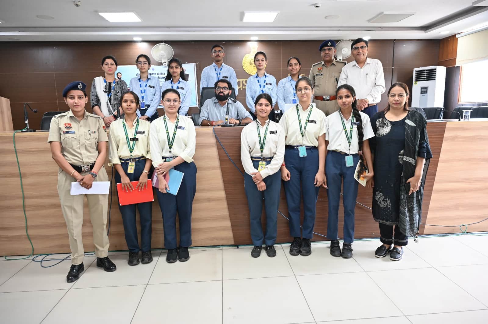 फोटो : सोनीपत लघु सचिवालय में प्रशासन परिचय अभियान के तहत पहुंचे विद्यार्थियों के साथ अतिरिक्त