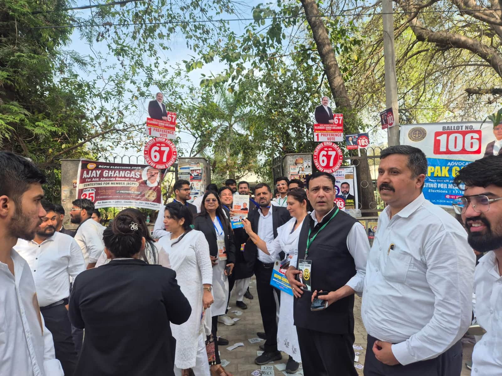 फोटो :: सोनीपत में बार काउंसिल चुनाव को लेकर अधिवक्ताओं से अपील करते प्रत्याशी व उनके समर्थक। स