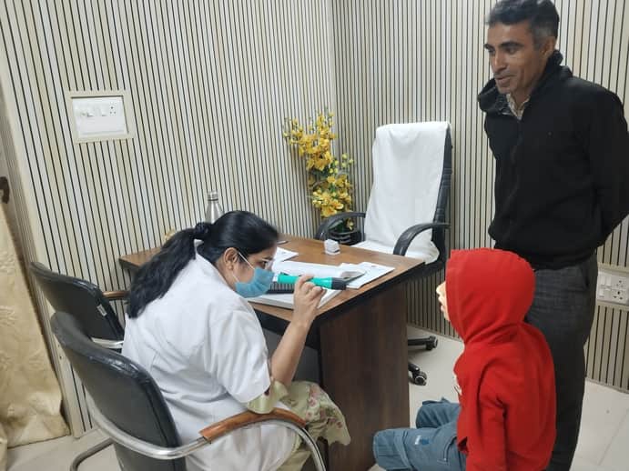 फतेहाबाद के नागरिक अस्पताल में दंत रोग विशेषज्ञ ओपीडी में बच्चे के दांतों का चेकअप करते हुए स