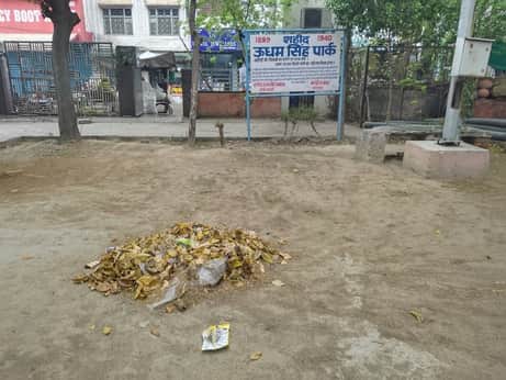 फतेहाबाद के थाना रोड स्थित पार्क में फैली गंदगी संवाद