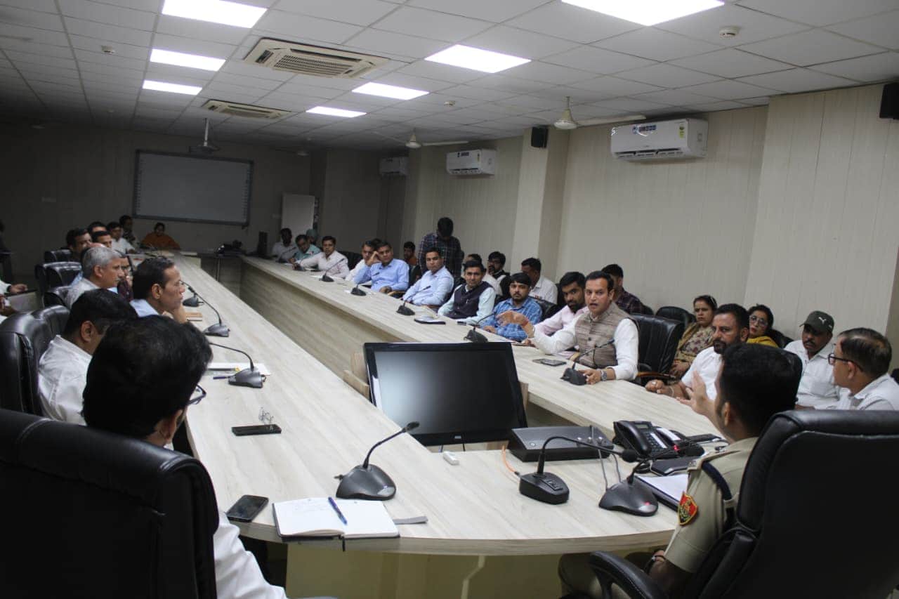 फतेहाबाद में नशे को लेकर बैठक करते हुए एसपी, मौजूद अधिकारी व सामाजिक संगठन के सदस्य स्त्रोत 