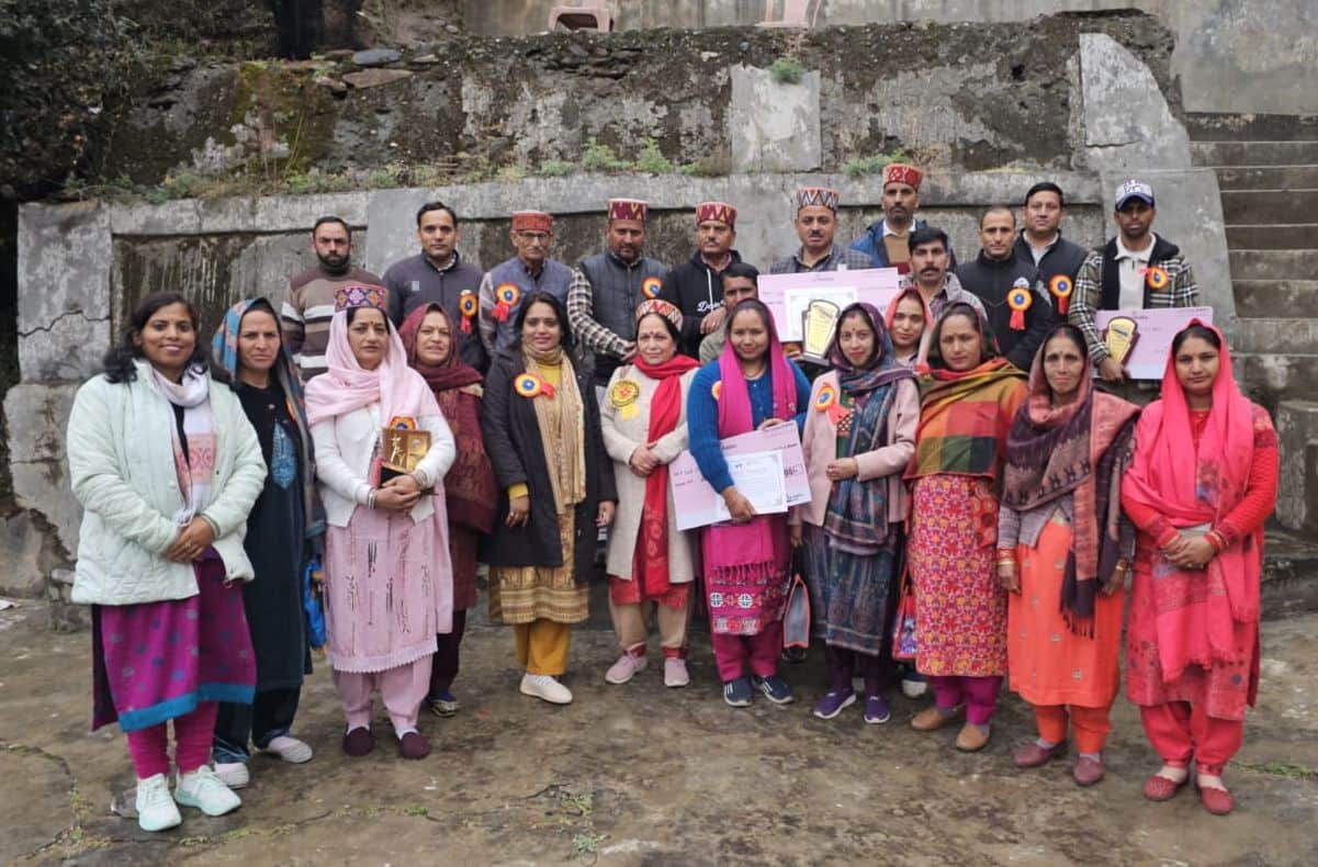 गरोला में आयोजित हुआ उत्कृष्ट एसएमसी अवार्ड समारोह के दौरान मौजूद एसएमसी प्रधान और सदस्य: जागरू