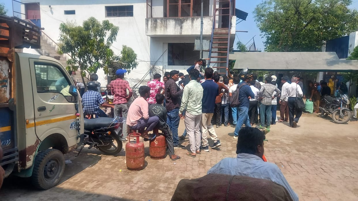 Gas cylinders were distributed in the presence of police.