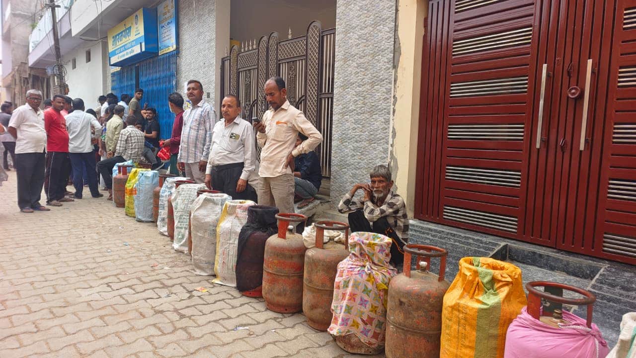 गैस एजेंसी पर लगी लाइन। संवाद