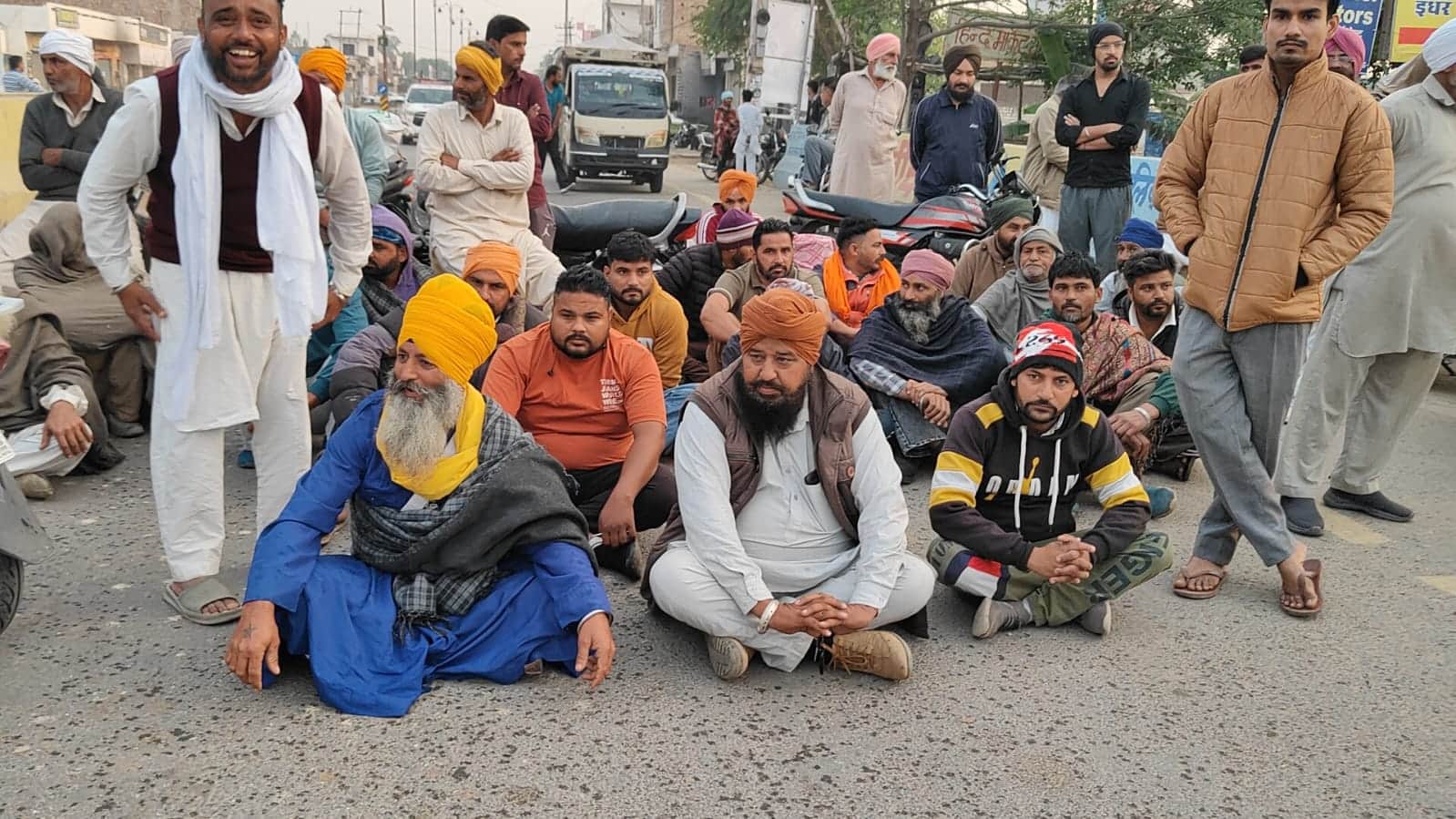 गैस सिलेंडर न मिलने के चलते जाम लगाते गैस उपभोक्ता :संवाद