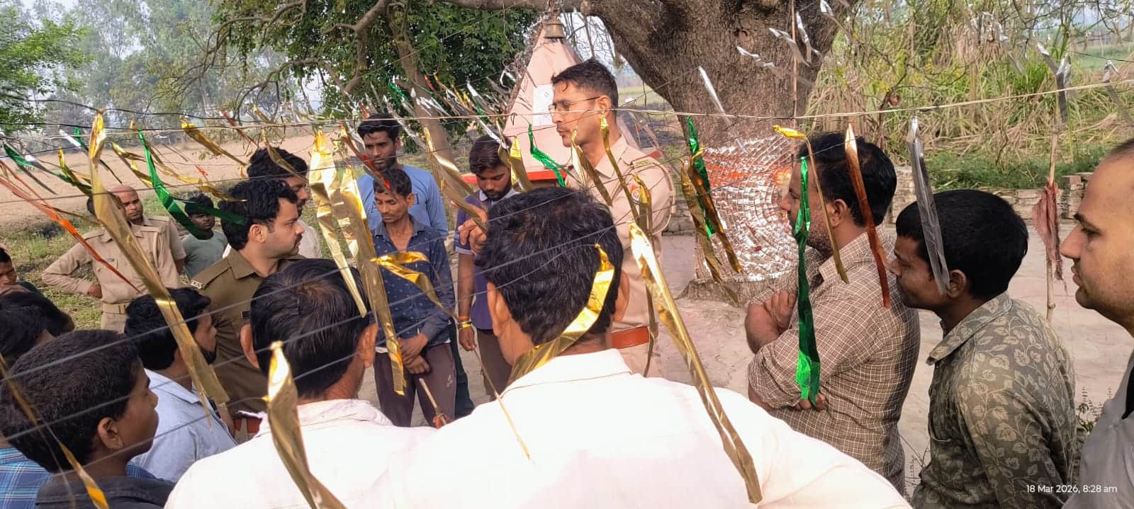 गुस्साए ग्रामीणों को शांत करती पुलिस। संवाद