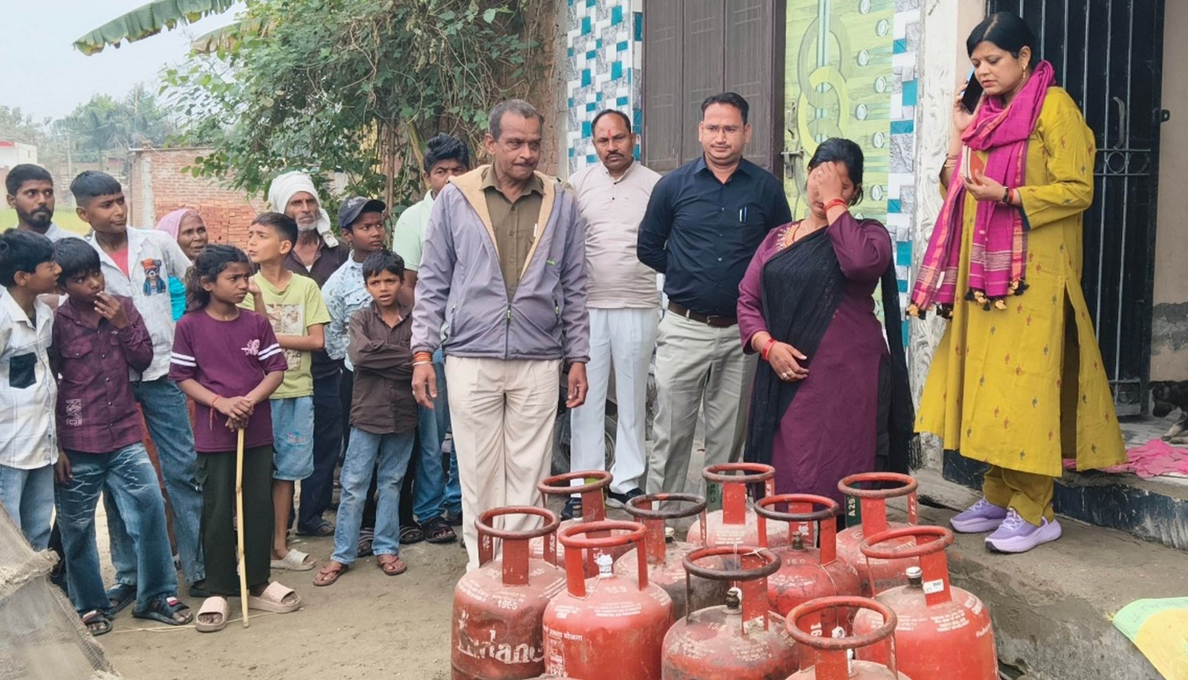 गदरपुर में करतारपुर रोड पर घर में मिले घरेलू गैस सिलेंडरों को जब्त करतीं एसडीएम। संवाद