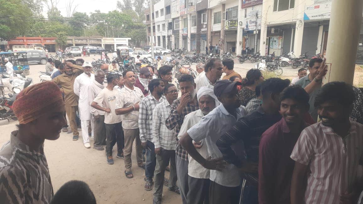 गांधी नगर थाना के पास इंडेन गैस एजेंसी के बाहर लगी उपभोक्ताओं की भीड़। संवाद