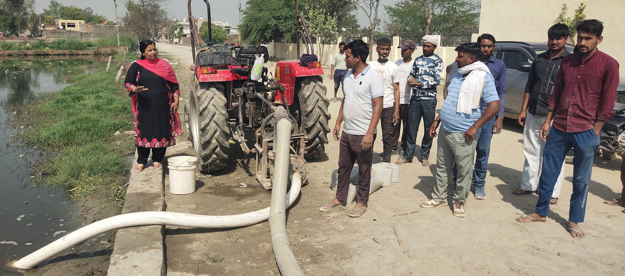 गांव छाजपूर खुर्द गंदे पानी की निकासी कराते सरपंच शकुन्तला ।