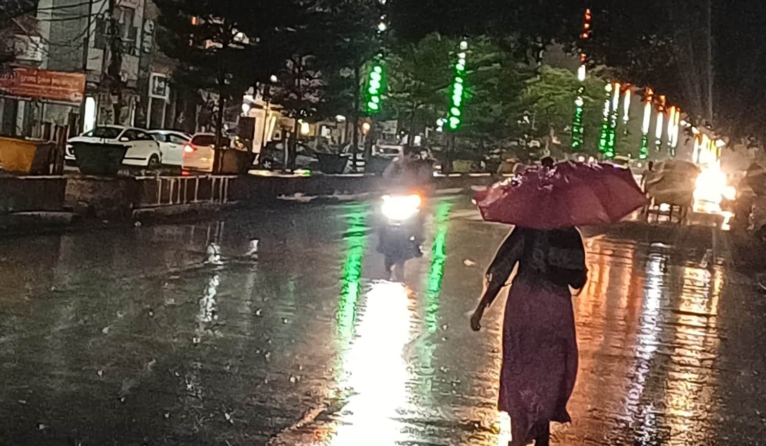 हापुड़ में बारिश के बीच जाते लोग। संवाद