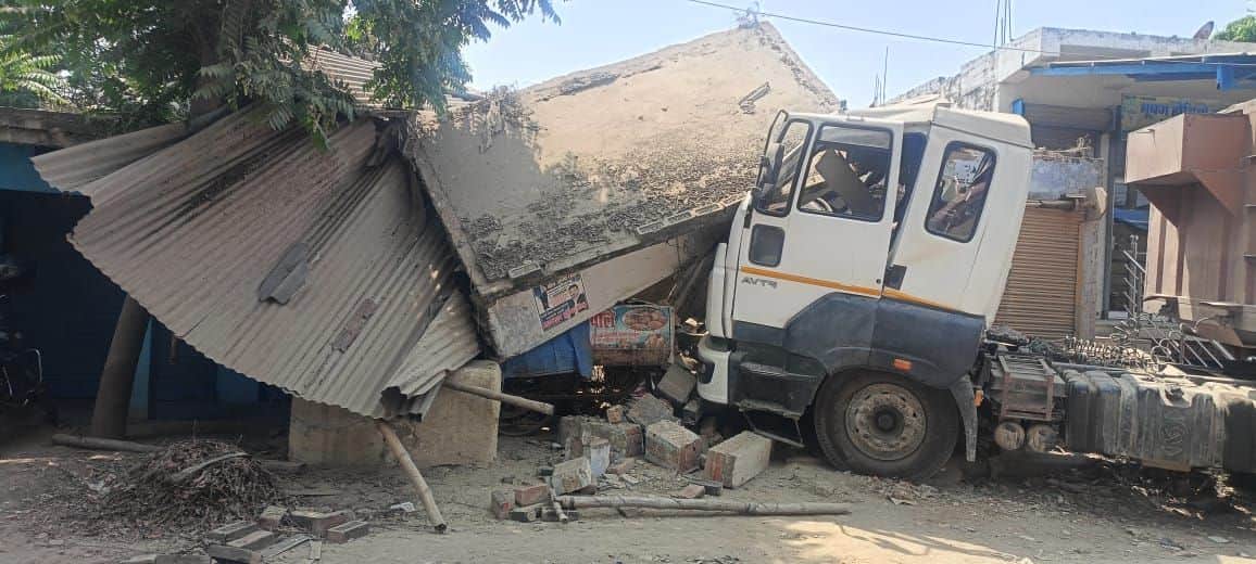 हंसवर में रघुराजी देवी इंटर कॉलेज के निकट एक घर में अनियंत्रित होकर घुसा ट्रेलर।