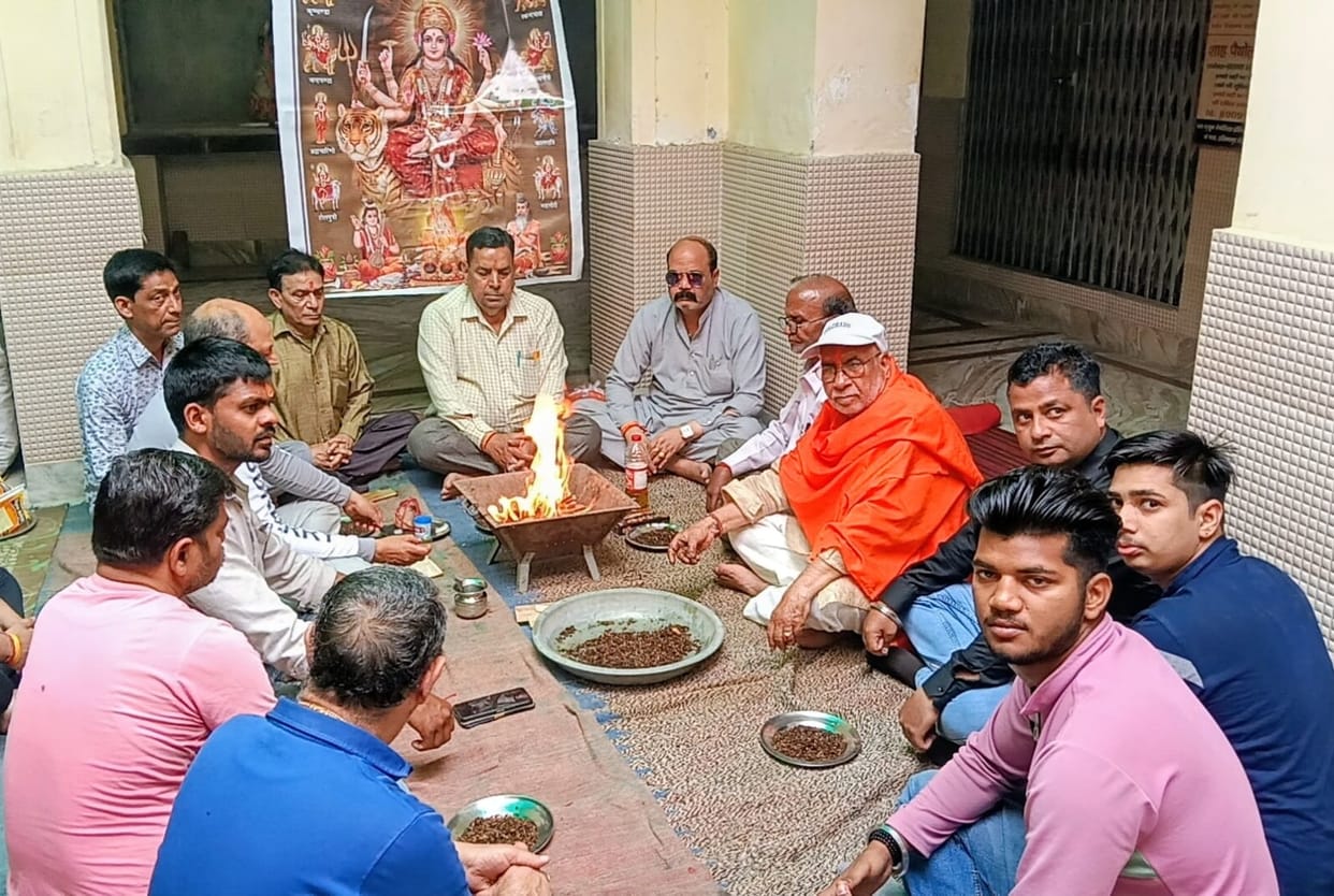 VHP and Bajrang Dal workers submitted a memorandum to the SDM.