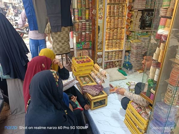 ईद के लिए चूड़ी-कंगन की खरीदारी करतीं महिलाएं। संवाद