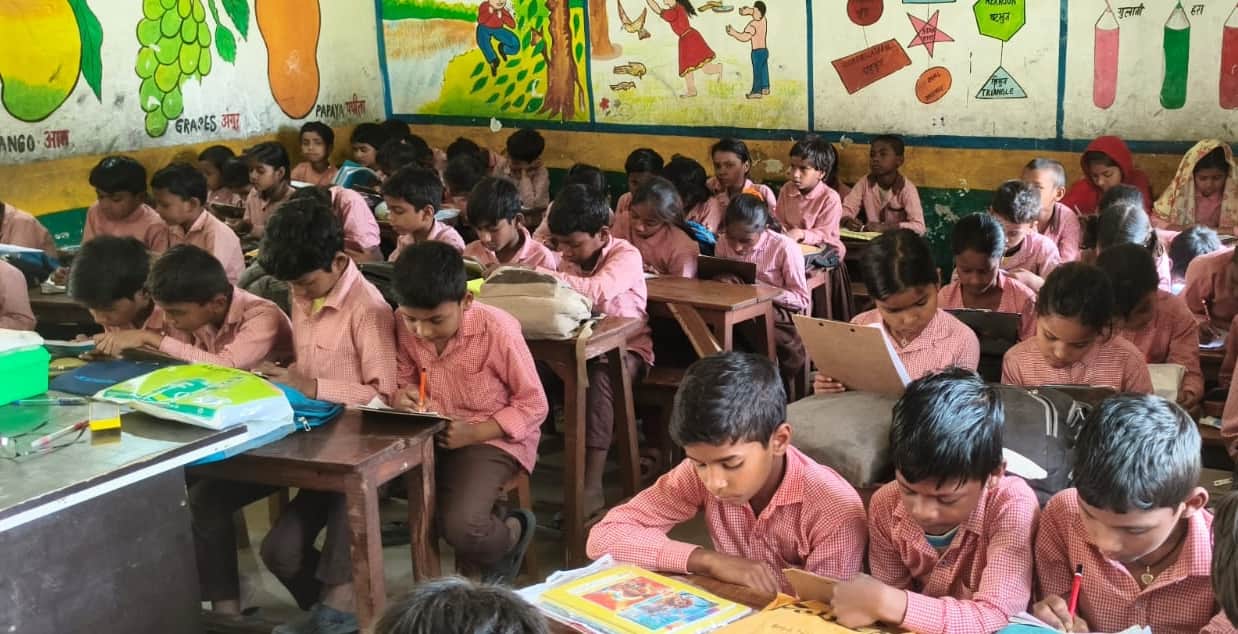  इटियाथोक के प्राथमिक विद्यालय सोमरही में परीक्षा देते परीक्षार्थी। स्रोत: विद्यालय