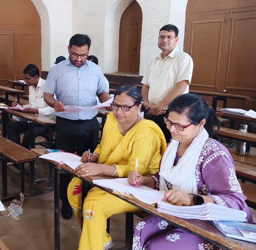 जीआईसी में मूल्यांकन केंद्र का निरीक्षण करते डीआईओएस हरिवंश कुमार। स्रोत: स्वयं