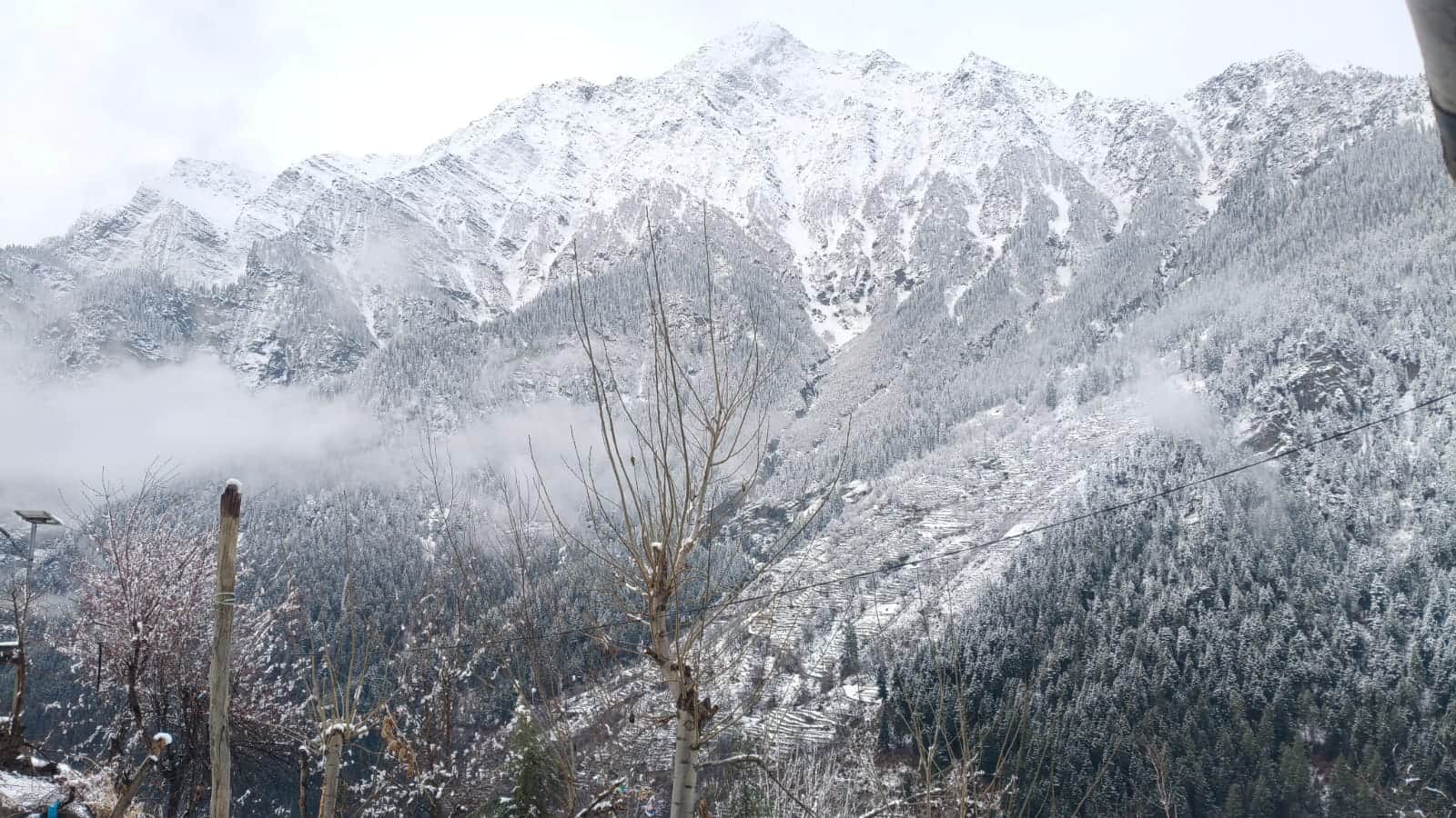 जनजातीय क्षेत्र पांगी की चोटियोंमें बर्फबारी के बाद का मनमोहकनजारा। संवाद