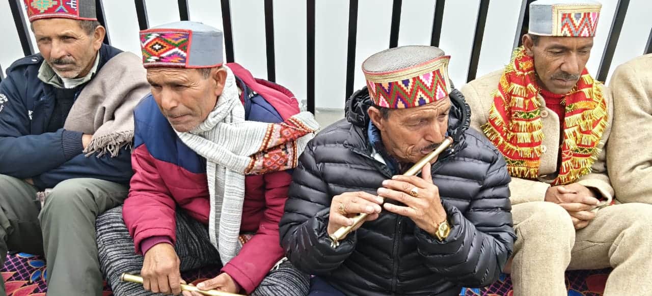 जनजातीय क्षेत्र पांगी में उनौड़ी मेलेमें पारंपरिक वाद्य यंत्र बजाते बजंतरी।संवाद