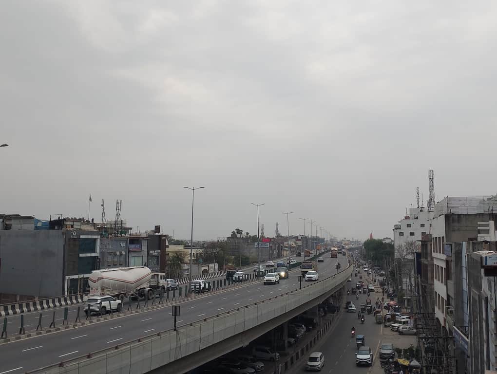 जीटी रोड से गुजरते वाहन। संवाद