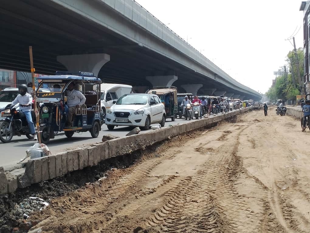 जीटी रोड सर्विस लेन में चल रहे मरम्मत कार्य के कारण लगा जाम। संवाद