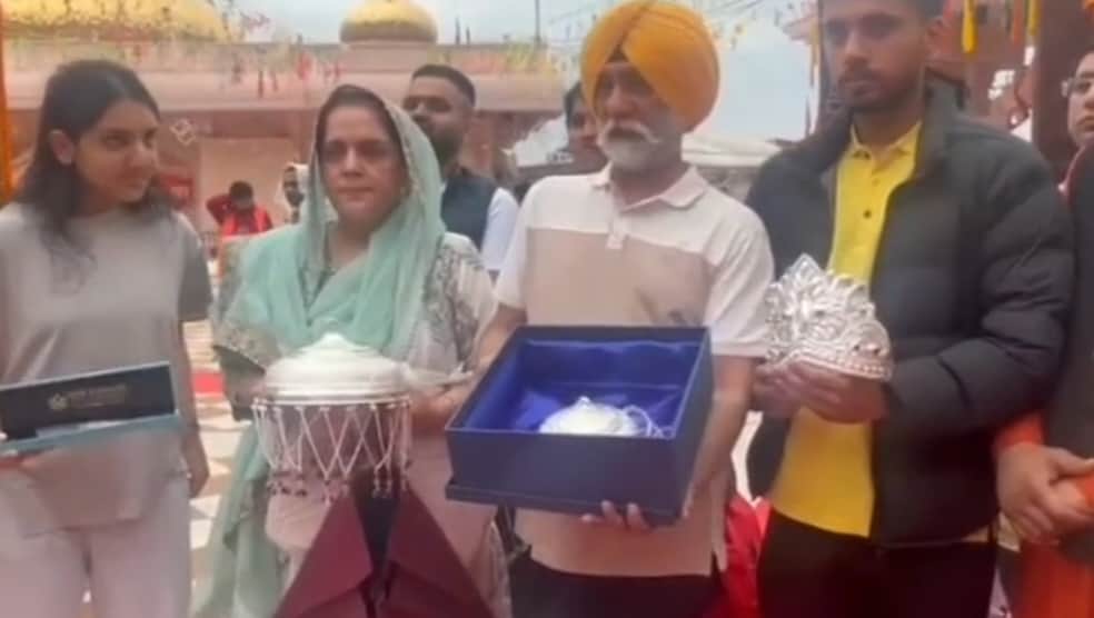 ज्वालामुखी मंदिर में चांदी के आभूषण लेकर पहुंचे श्रद्धालु। संवाद