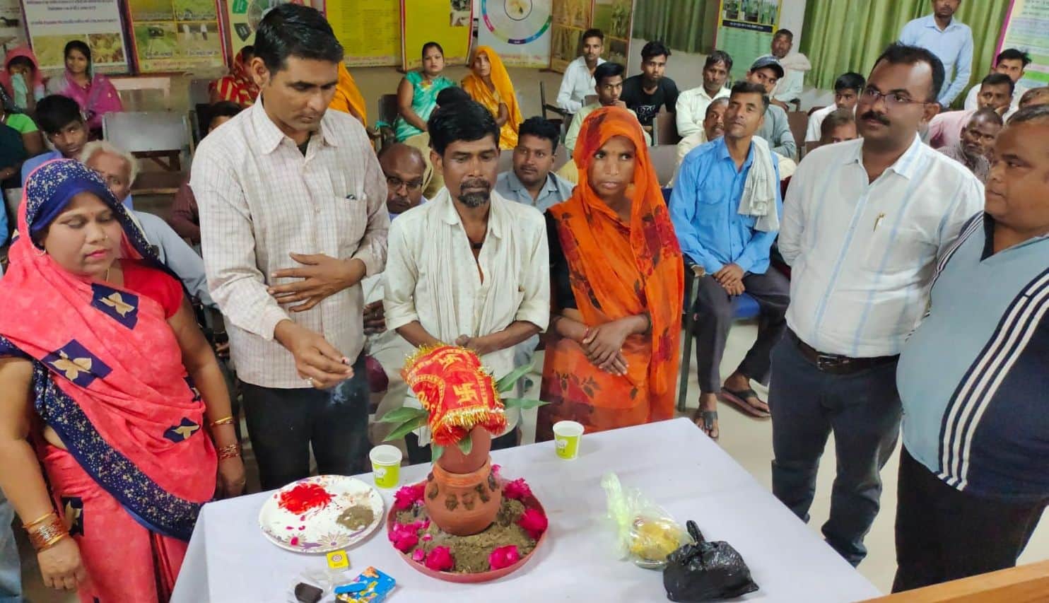 कृषि विज्ञान केंद्र में कलश में खेतों की मिट्टी रखकर पूजा करते किसान। स्रोत: केंद्र