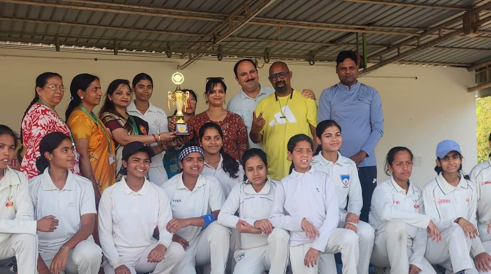 कृभको खाद फैक्टरी के मैदान पर विजेताओं को पुरस्कार देते अतिथि। स्रोत: आयोजक