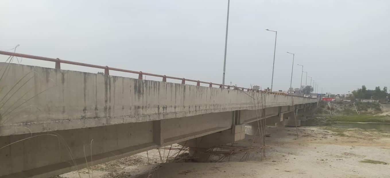 ककरा स्थित गर्रा नदी के पुल को ऊंचा करने का चल रहा काम। संवाद