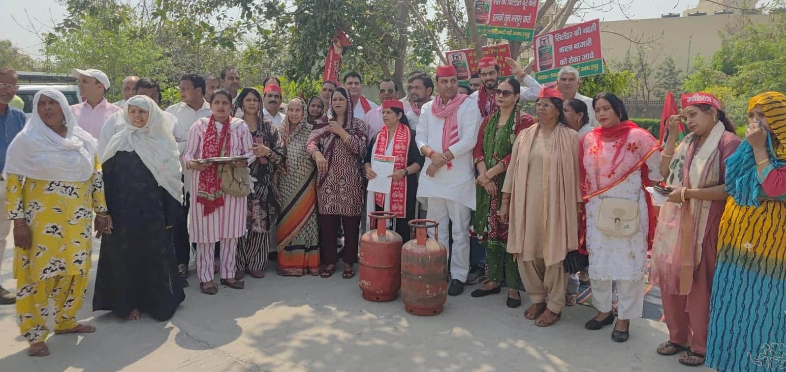 कलक्ट्रेट पर प्रदर्शन करते सपा कार्यकर्ता। स्रोत सपा