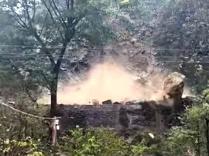 कुल्लू के इनर अखाड़ा बाजार में पहड़ी से गिर रहा मलबा और चट्टाने।-संवाद