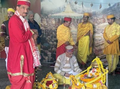 कुल्लू में नवसंवत के मौके पर सुल्तानपुर में भगवान रघुनाथ की पूजा-अर्चना करते पुजारी व छड़ीबदार 