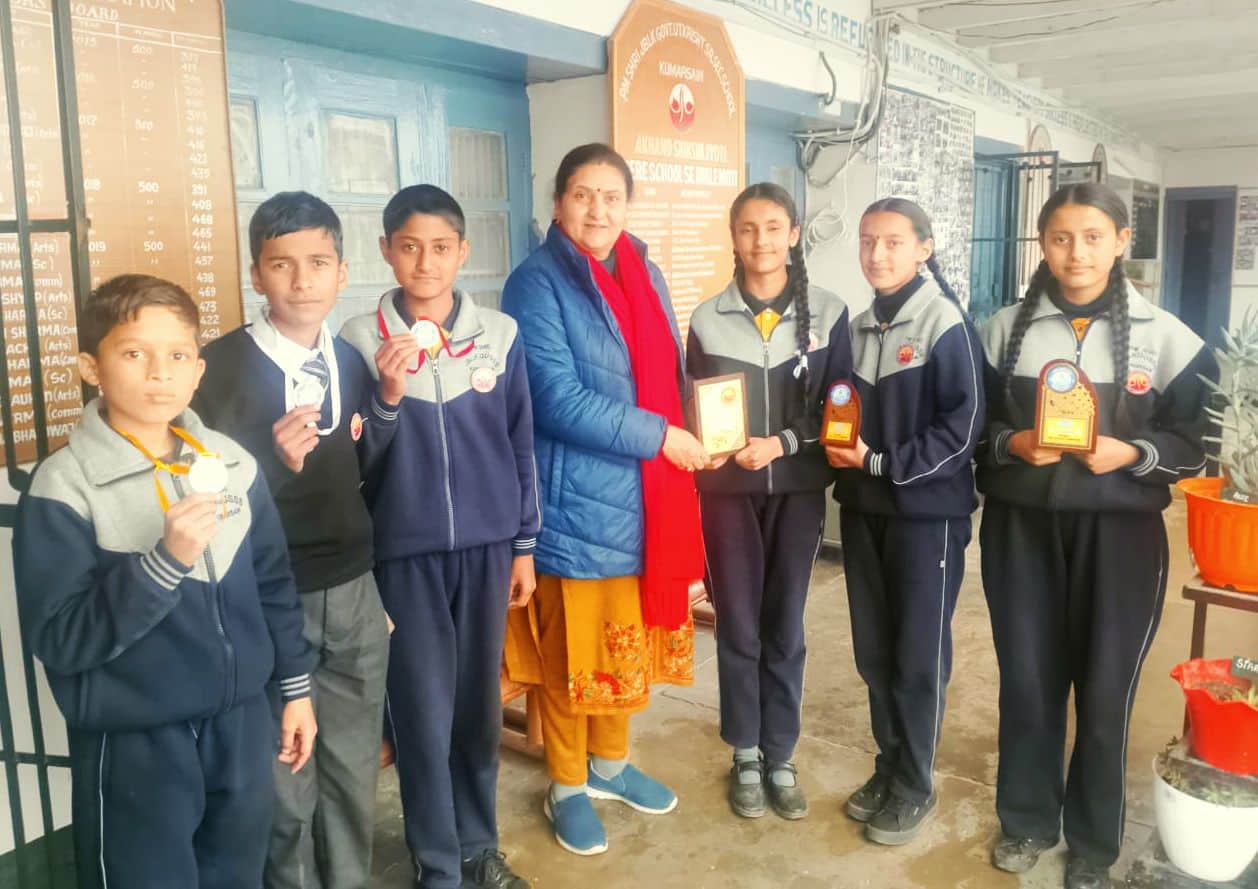 कुमारसैन स्कूल में जल महोत्सव पर आयोजित प्रतियोगिता के विजेताओं को किया पुरस्कृत। स्रोत : स्कूल